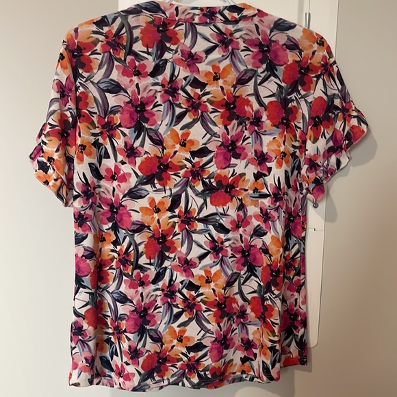 Short sleeve button-up Top - Picture 2 of 7